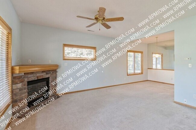 Building Photo - CORNER UNIT!! 2 Bedroom, 2.5 Bathroom Town...
