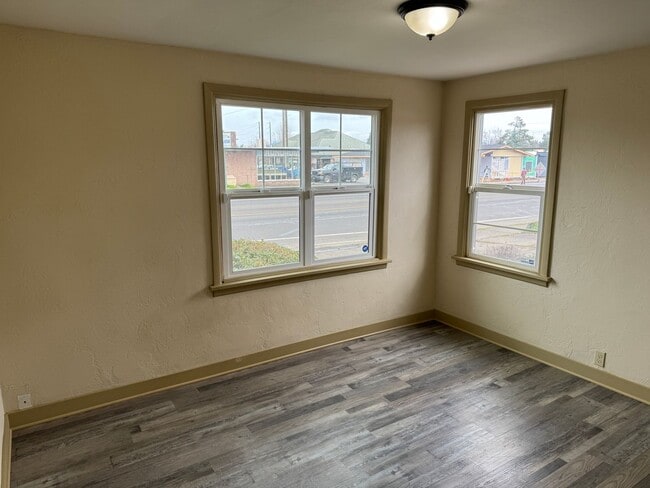 Building Photo - Updated 2 bedroom 1 bath house in Eugene!