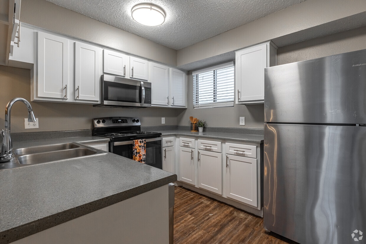 Primary Photo - Woodcrest Apartments