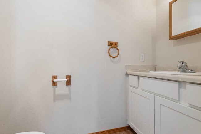 Building Photo - Spacious 2-Bedroom Duplex in SE Portland