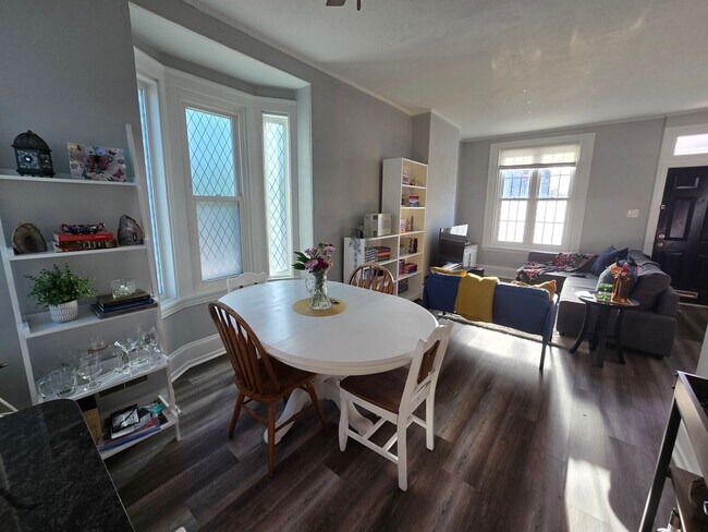 Building Photo - Beautiful, bright, modern 2 bedroom 1 bath...