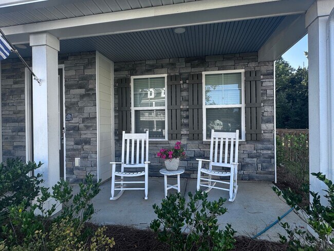 Building Photo - Postcard-perfect community boasting of Sou...