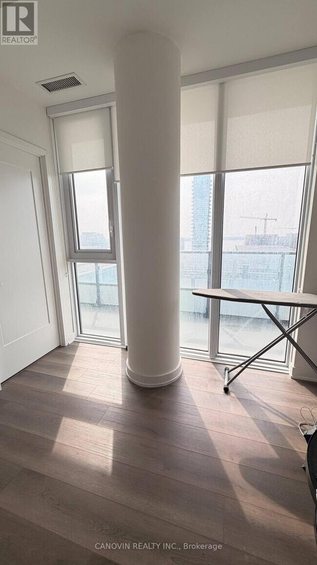 Photo du bâtiment - 121 Lower Sherbourne St