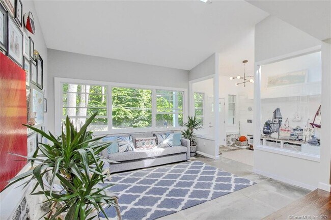 Foto del edificio - 28 Stony Brook Rd
