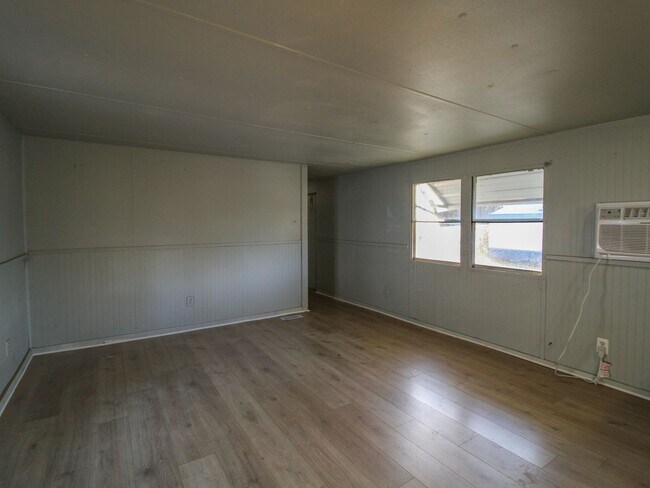 Foto del edificio - Discover comfortable country living in this nicely updated trailer located just minutes from Faye...