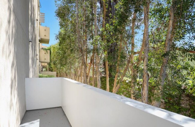 Foto del edificio - 833 N Edinburgh Ave Los Angeles, CA 90046