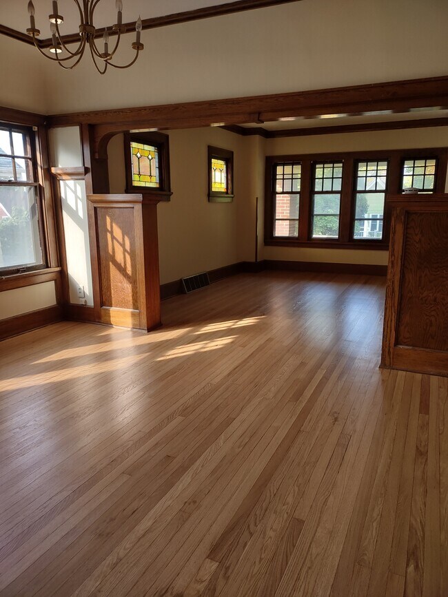 Large LR/DR - 2914 S Lenox St