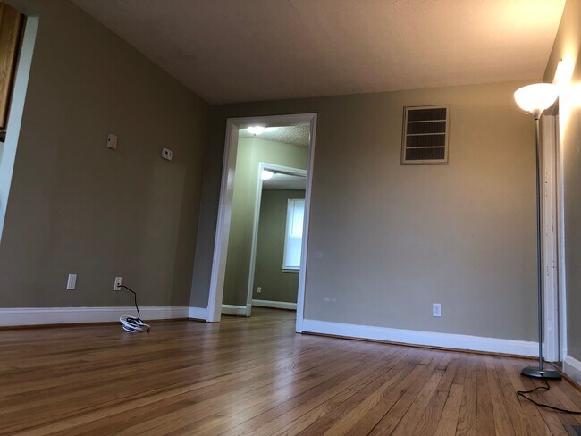Building Photo - 5538 Midwood Ave