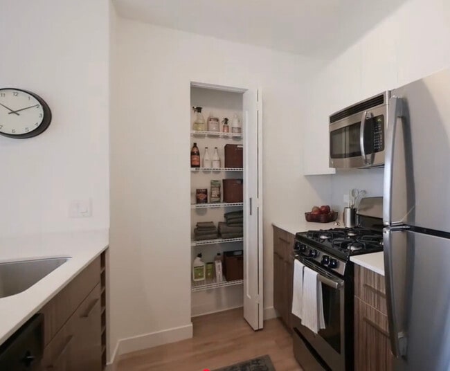 Building Photo - 341 W Kinzie St