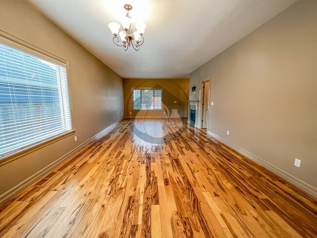 Building Photo - Beautiful Home Next Creekside Golf Club