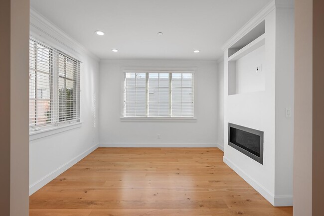 Building Photo - 615 N San Mateo Dr