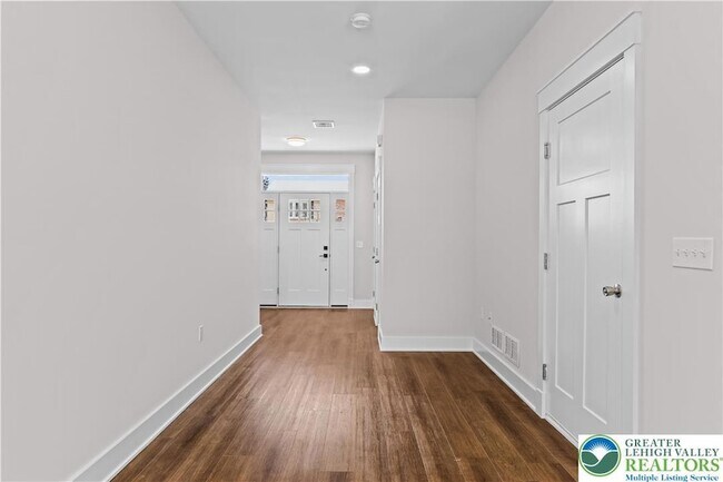 Building Photo - 1674 Best Pl