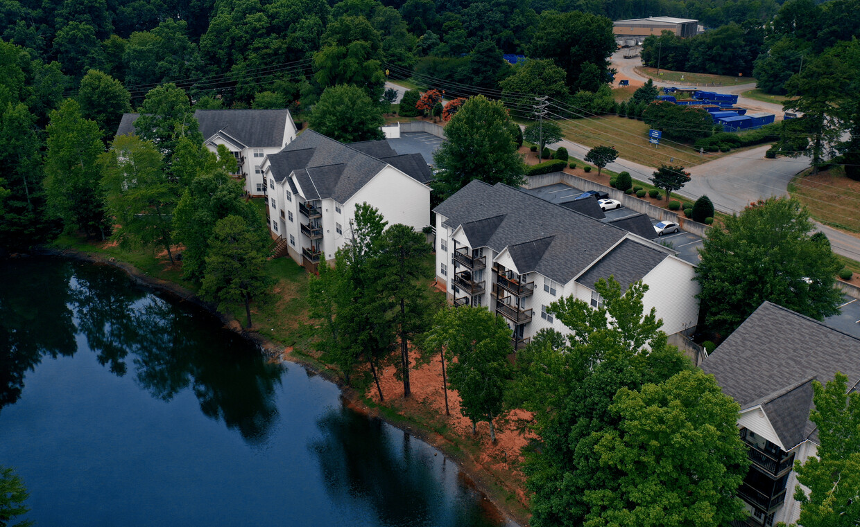 Primary Photo - Lakeview Apartments