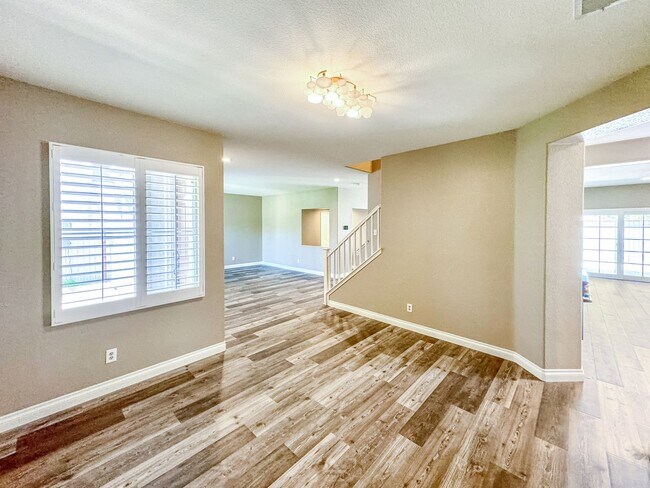 Building Photo - Great 4B/3BA House in Oceanside w/ a Large...
