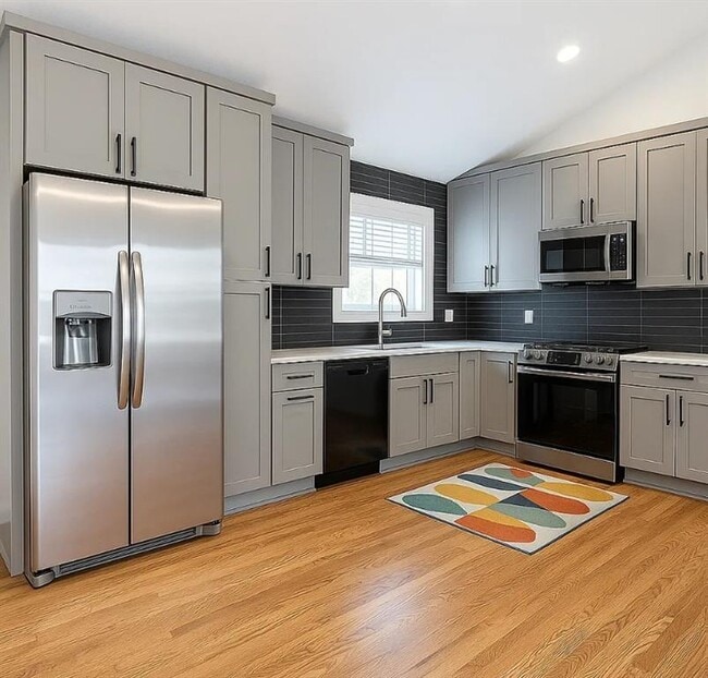 Building Photo - 3253 Beech Dr