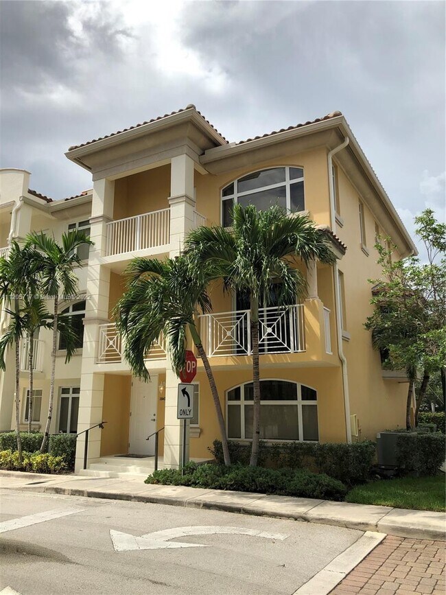 Foto del edificio - 18428 NE 27th Ct