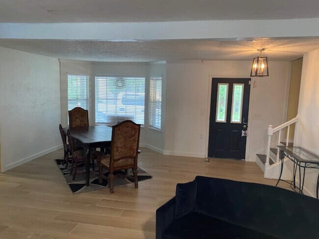 Foto del edificio - 3304 W Rock Creek Rd