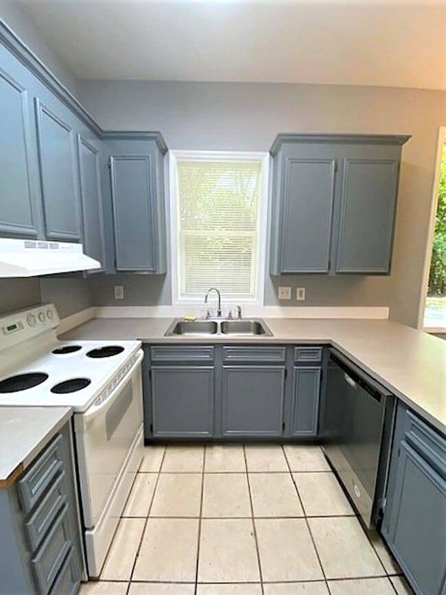 Building Photo - Downtown Cornelius! Minutes from Lake Norman! NEW HVAC!  2 Bedroom, DUPLEX!