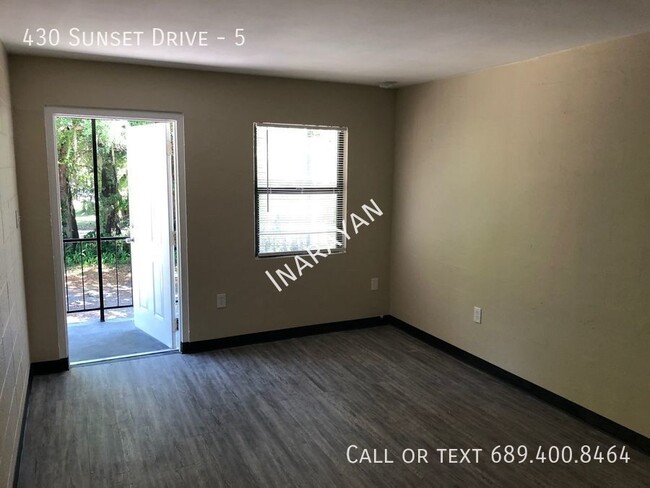 Building Photo - 2/1 Remodeled apartment. Available Now.