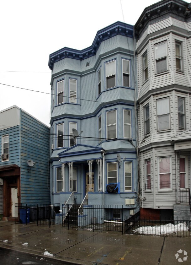 Building Photo - 1006 Summit Ave