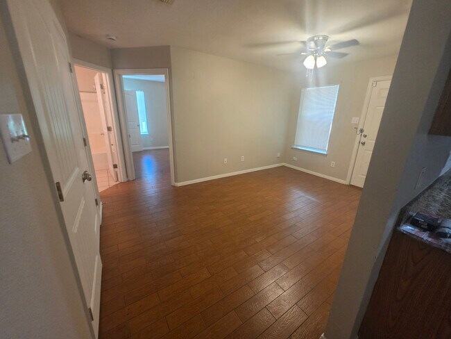 Foto del edificio - Room in Duplex on Arbor Ave
