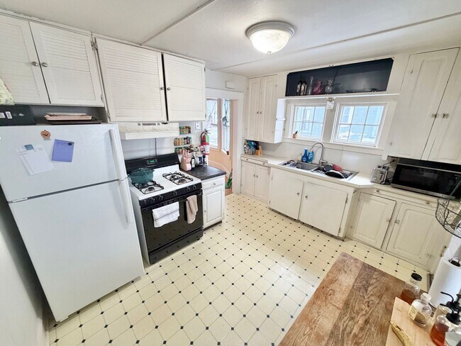 Foto del edificio - 3 Bedroom Apartment in Burlington VT Available NOW! OFF STREET PARKING, LAUNDRY, HEAT INCLUDED!