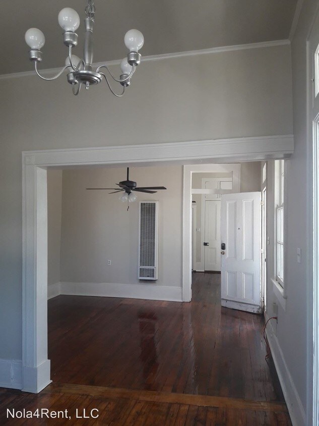 Primary Photo - 2221 Burgundy St