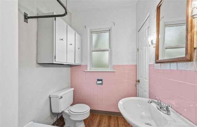 Foto del edificio - 9219 Bristol Ave