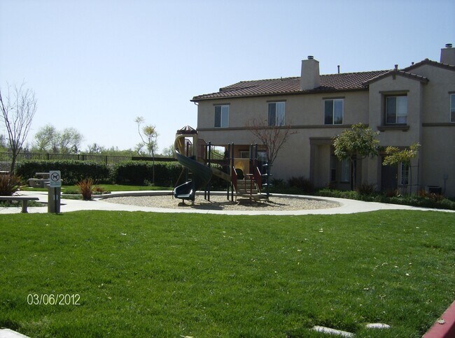 Foto del edificio - Spacious Three Bedroom Townhouse with Atta...