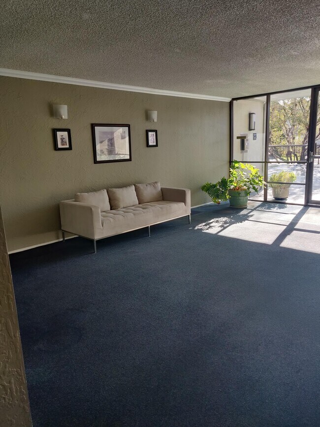Building Lobby - 567 Oakland Ave