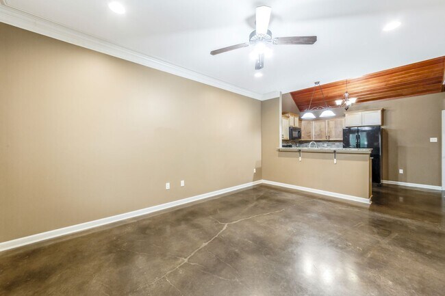 Building Photo - 3 Bedroom Townhouse in Broussard