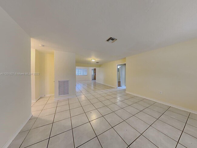 Foto del edificio - 6740 SW 10th Ct