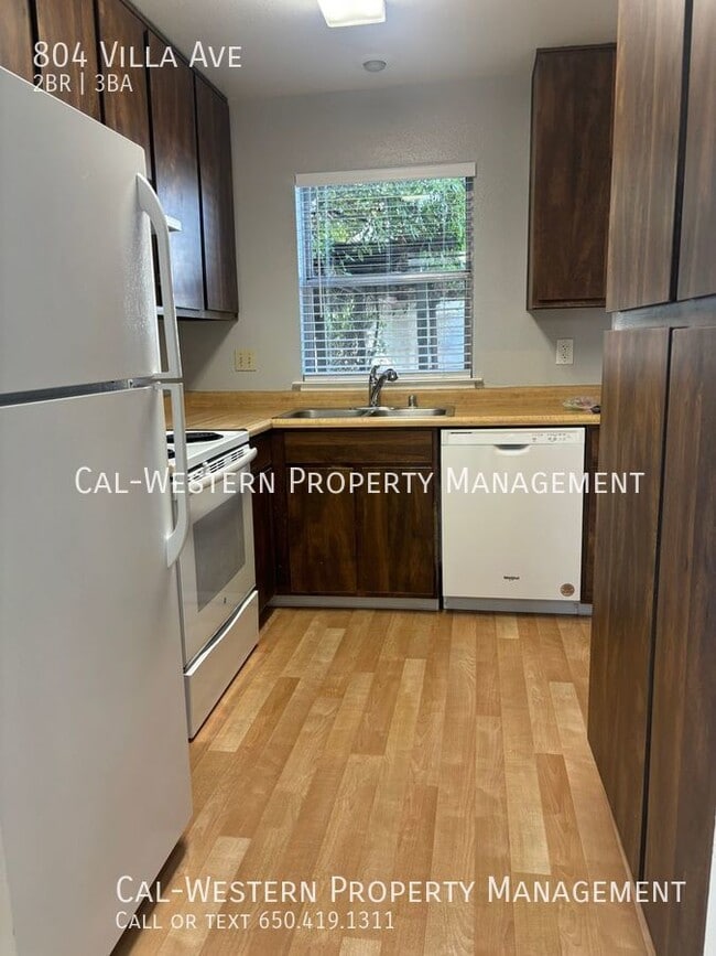 Building Photo - 2 Bed 2.5 Bath Two Story Townhouse with sm...