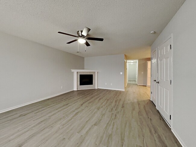 Building Photo - 401 NW Woodbury Dr