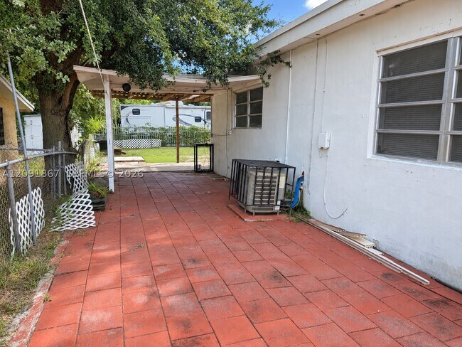Foto del edificio - 1525 NE 154th St