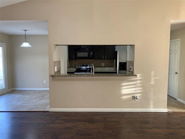 Building Photo - 2125 Highwood Dr