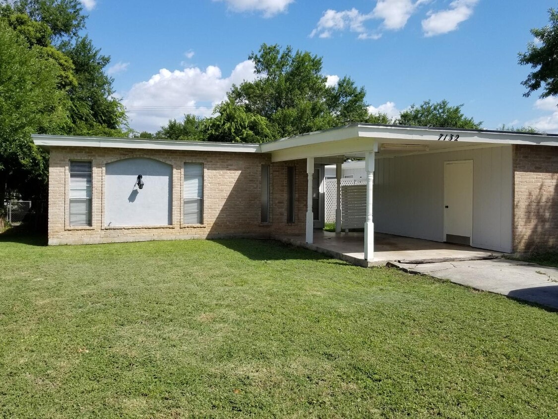 Foto principal - 7132 Larksong St