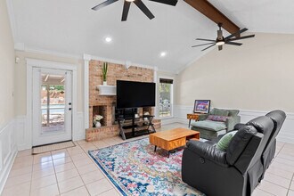 Building Photo - 908 Green Meadow Dr