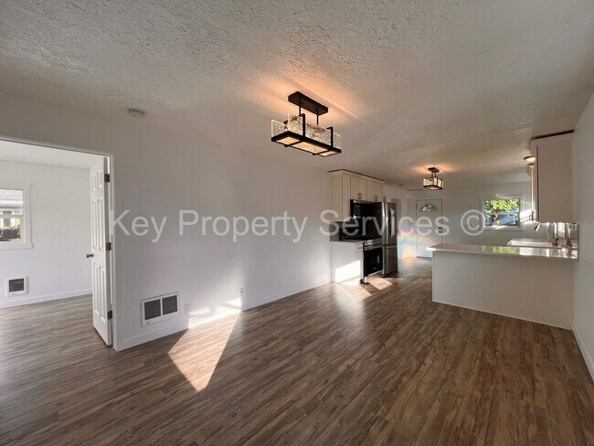 Foto del edificio - Renovated Longview Cottage with Huge Yard!