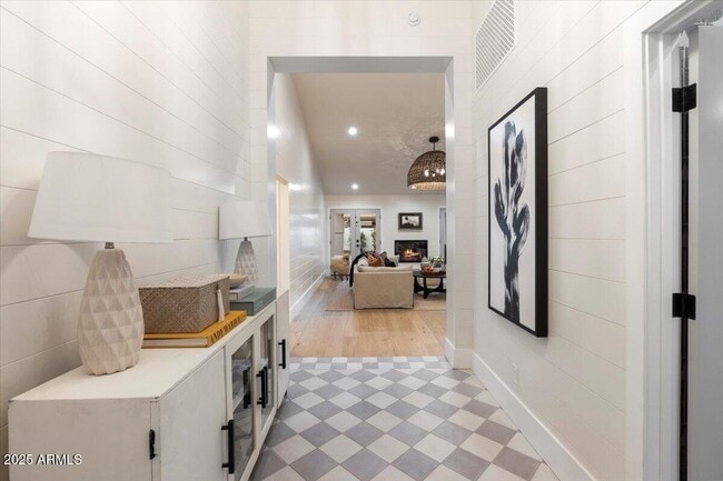 Building Photo - 8014 E Del Tesoro Dr