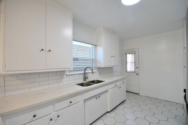 Foto del edificio - 5220 Radford Ave