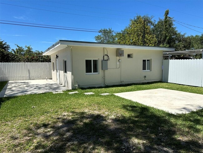 Foto del edificio - 21900 Old Cutler Rd