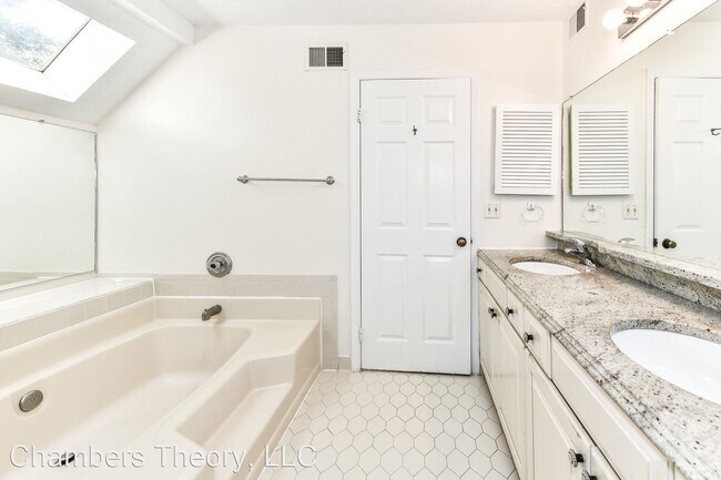 Foto del edificio - 4 br, 3.5 bath House - 7844 Belleflower Dr.