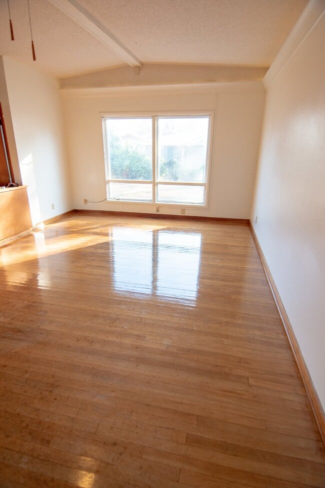 Building Photo - 3 Bedroom 1 Bath