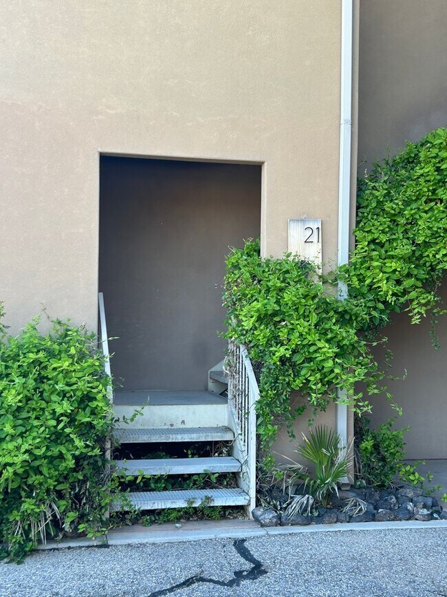 Building Photo - 2 Bedroom Condo with 1 Car Garage