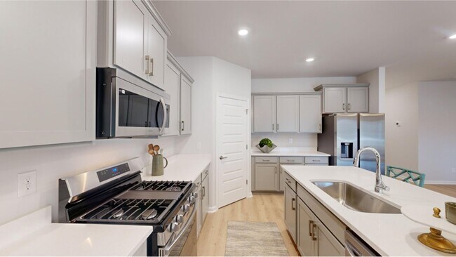 Prepara recetas nuevas y clásicas con facilidad gracias a la nueva cocina de acero inoxidable y al microondas incorporado. - 15580 Ruthie Lynn Dr