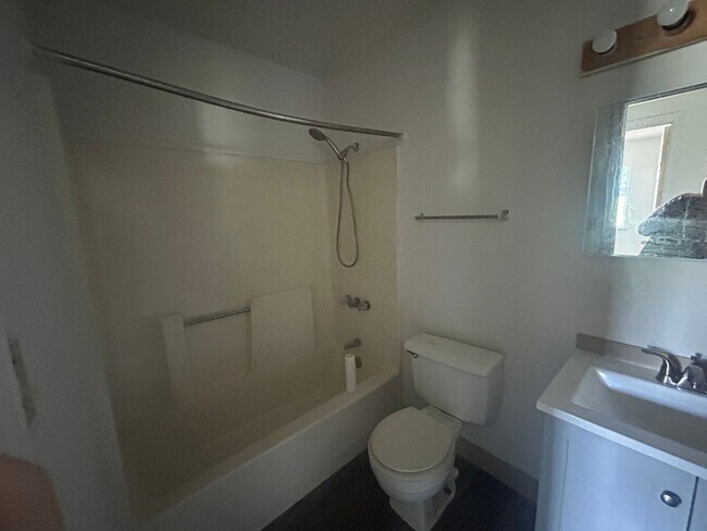 Building Photo - Newly Updated 3 bed 1 bath house.