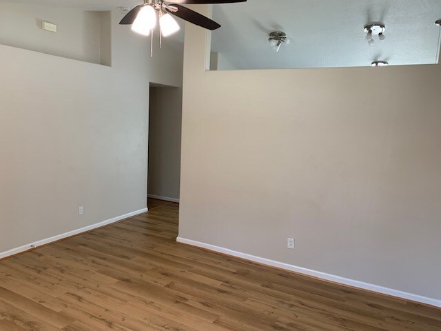 Foto del edificio - 1325 River Oak Rd