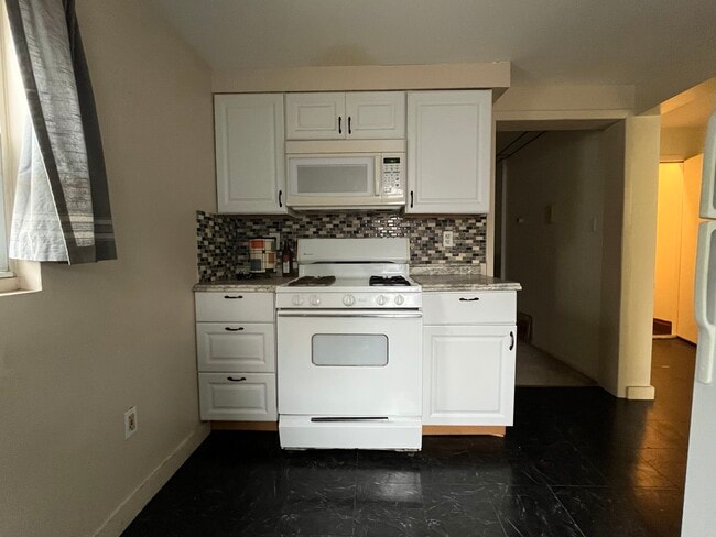 Kitchen - 6202 Saint Marie St