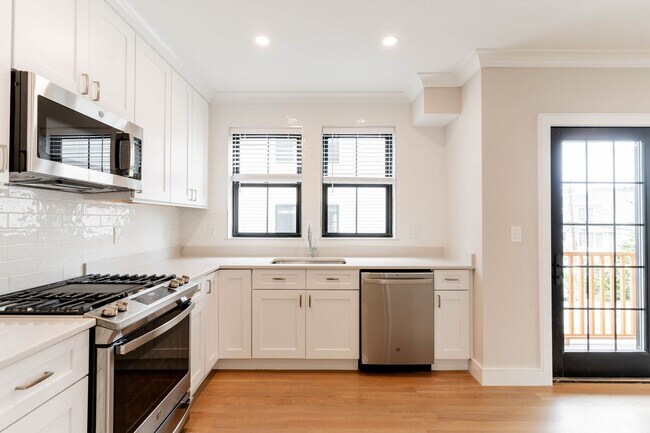 Foto del edificio - No Broker Fee - JP 4 Bed - parking space i...
